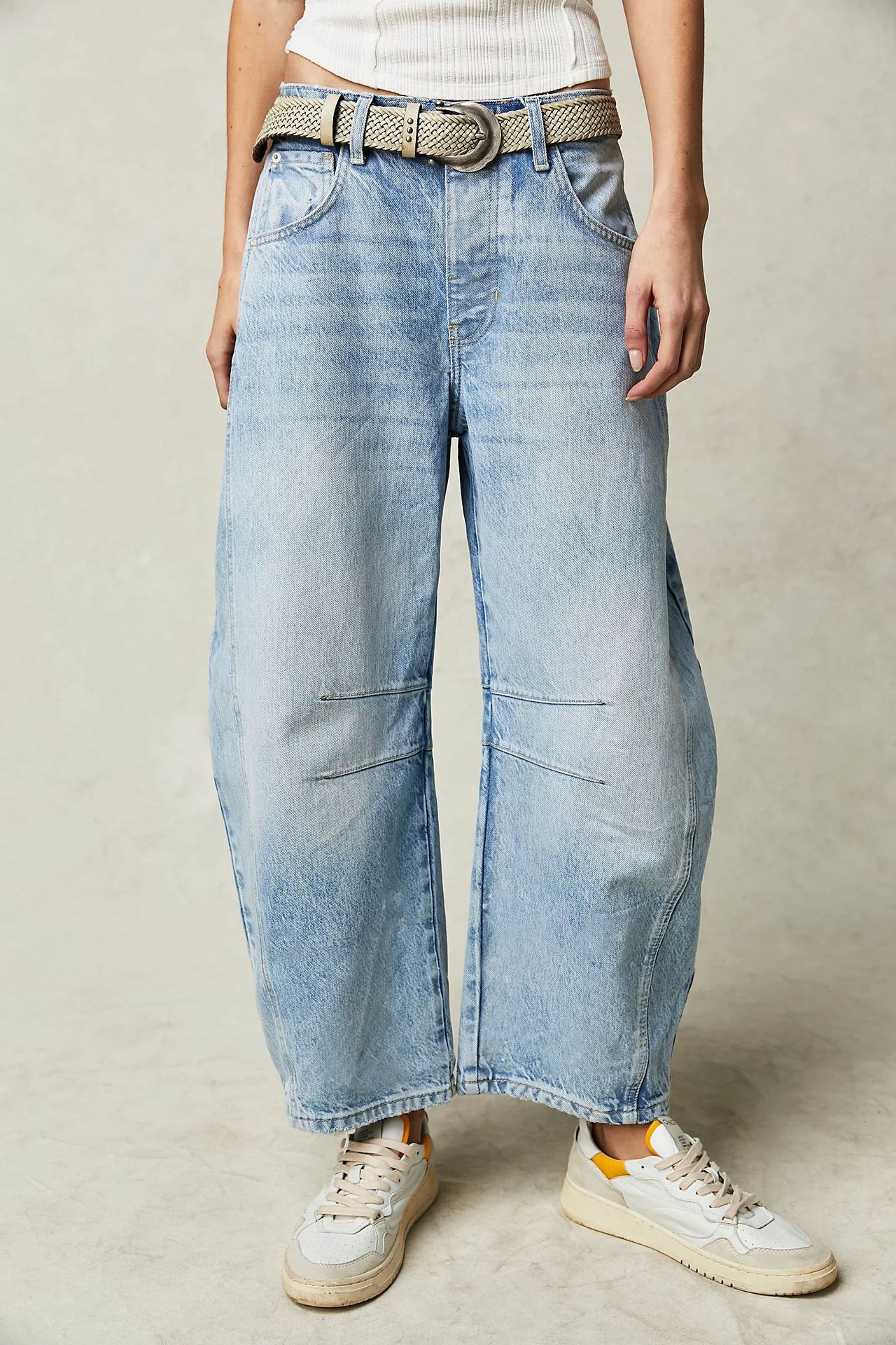 Mid-Rise Barrel Leg Stretch Denim for Women – Sculptural Wide-Leg Jeans 2025