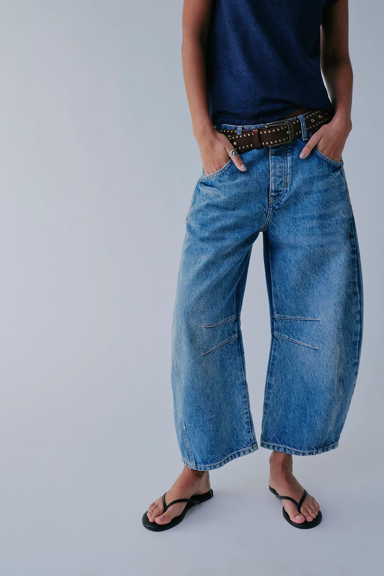 Mid-Rise Barrel Leg Stretch Denim for Women – Sculptural Wide-Leg Jeans 2025
